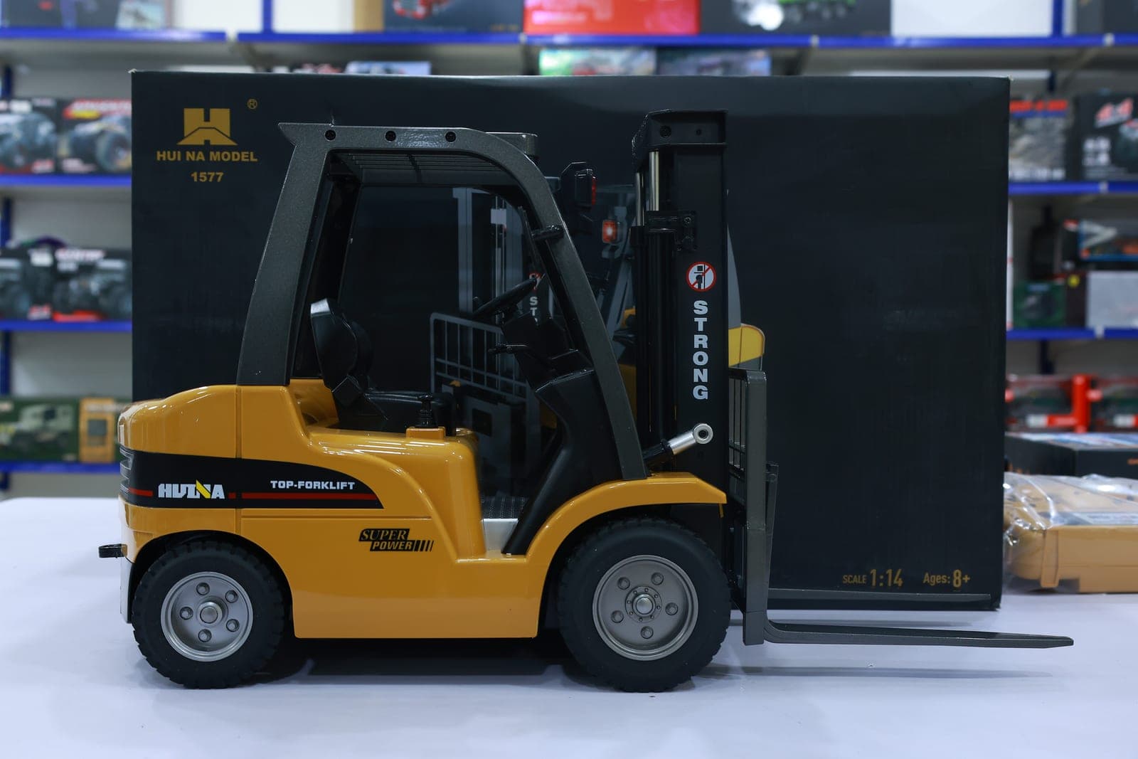 HUINA 1577 RC Forklift — 2.4GHz, Working Lift & Tilt — view 1